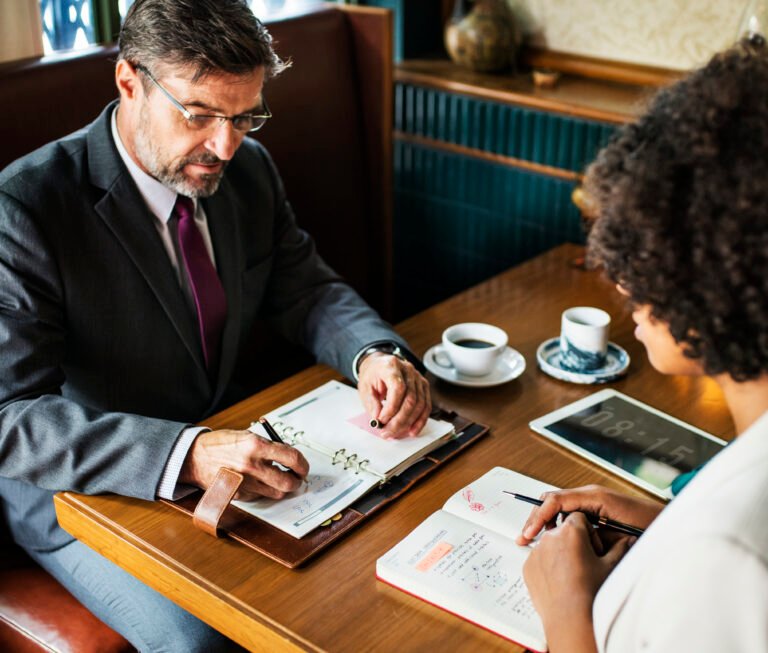 business-people-discussing-cafe