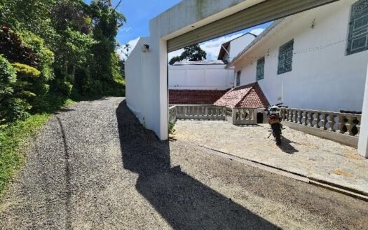 Kandy (George E. De Silva Mawatha) – Elite Riverside Hillside Manor for Rs 160 Million (Negotiable)